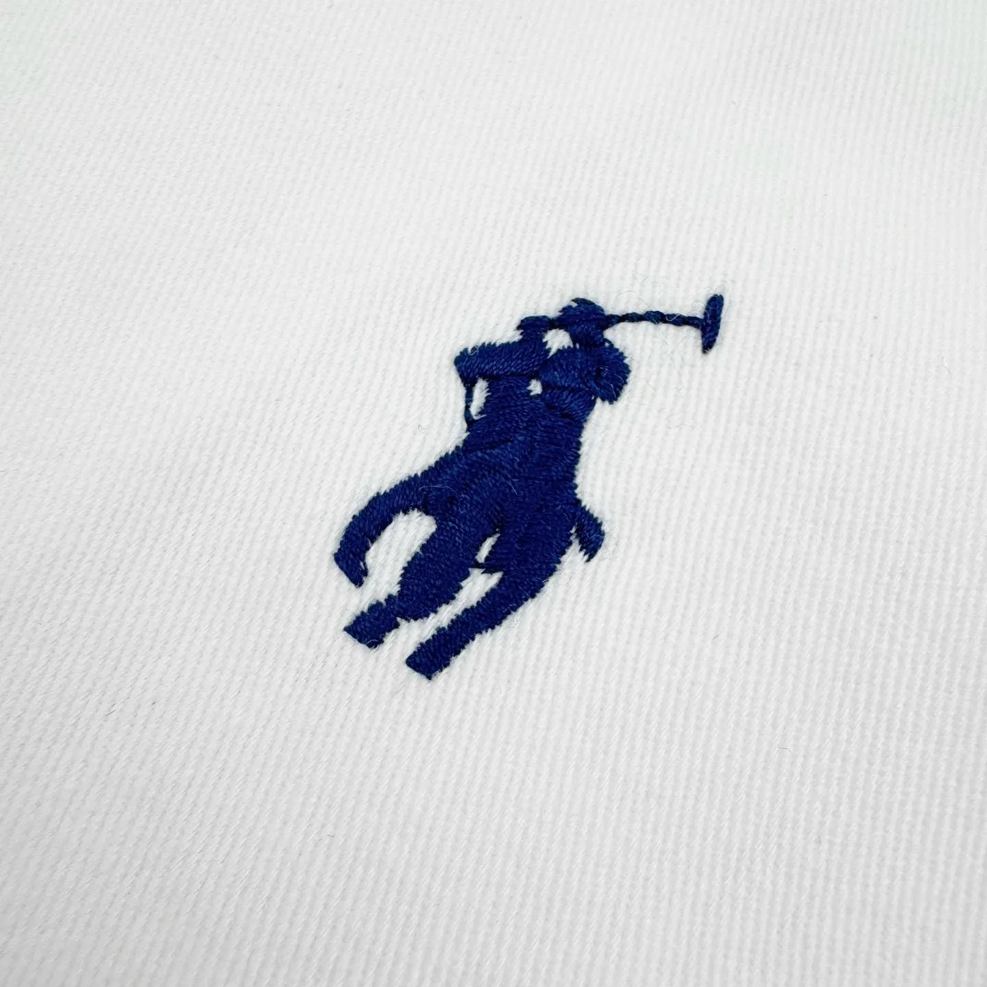 P460 Exclusive supply] Ralph Lauren pony embroidered zipper jacket (white). The original version was purchased for 4,161 and developed. The fabric is made of custom clouded white twill cotton. It is soft, silky and comfortable against the skin. Dressed in pure white, it exudes an innate elegance. The exquisite indigo pony logo is embellished. It is highly recognizable. It has an atmosphere of freedom and vitality. A symphony of pure and smart colors. Reconstruct the classic with a neat silhouette. Define modern relaxation with versatile genes, using imported machine embroidery technology. Use advanced computer control systems and precision mechanical components to achieve iconic pony embroidery operations. High precision. The lines are smooth and delicate. The template machine opens the bag. The preset template guides the position, shape and size of the bag. The accuracy ensures the quality of the bag opening effect. The hem is made in one go using a three-needle waist stretching machine. The special needle position and feeding mechanism of the machine are used to sew the elastic band and the fabric together in the same process. The three-needle design is more solid. It can distribute pressure evenly, ensure that the elastic band and the fabric are closely attached, and the fabric has been washed carefully to have a better hand feel and texture, not easy to deform, not easy to shrink, not easy to fade, and maintain long-term beauty. Size:S/M/L/XL